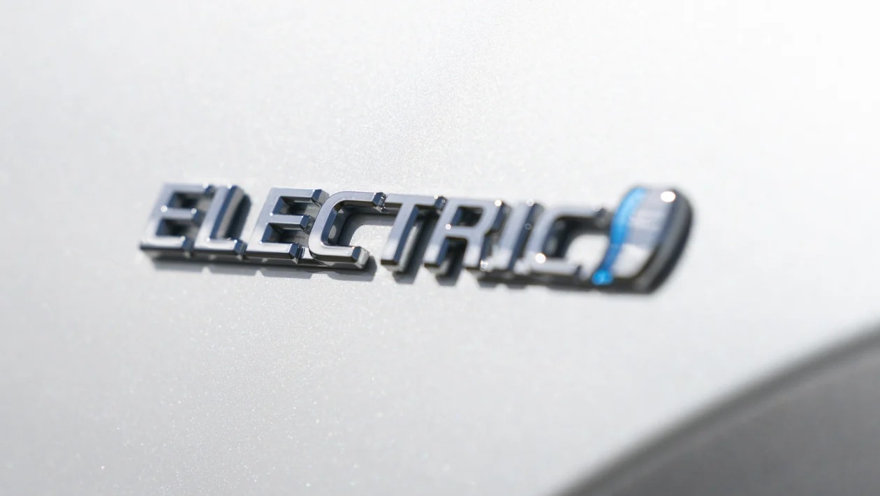 نشان Electric روی بدنه بی‌زد ۴ ایکس