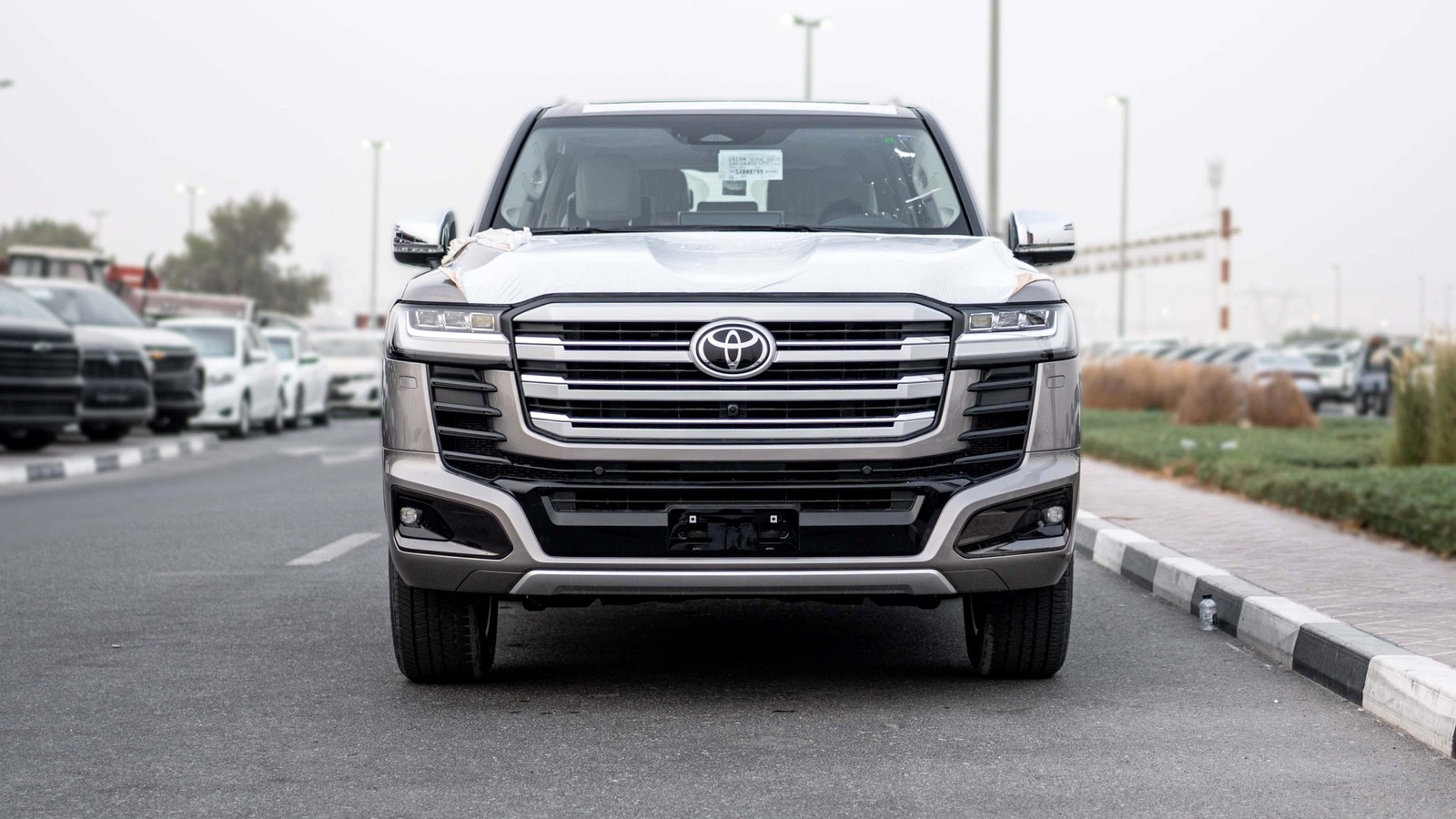 تویوتا لندکروزر 300 هیبرید VXR نمای بیرونی 01
