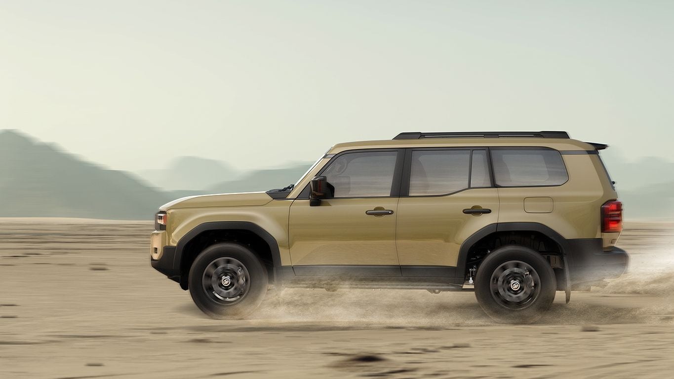 نمای جانبی پرادو در حال حرکت در کویر