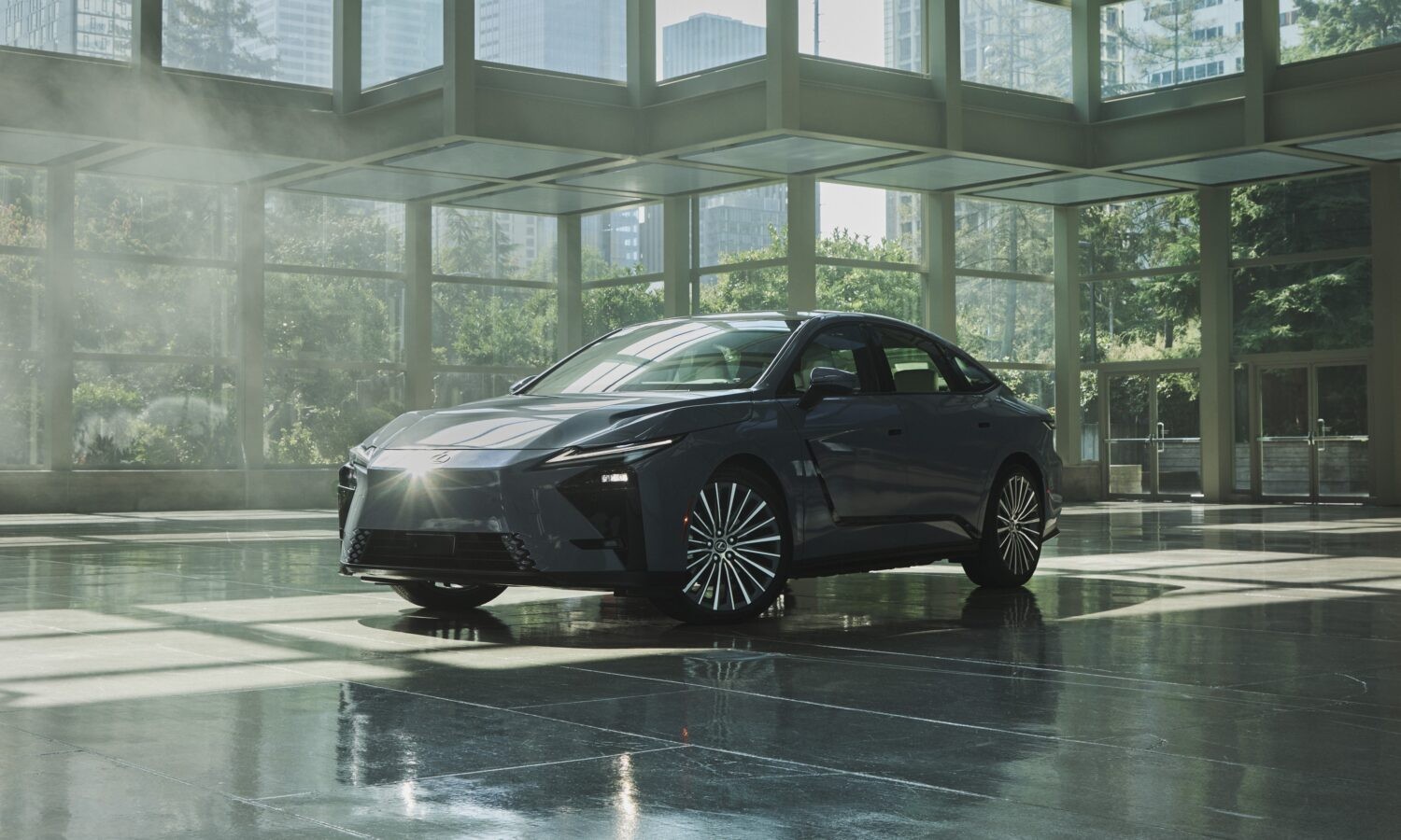 ES 350e در فضای معماری شیشه‌ای