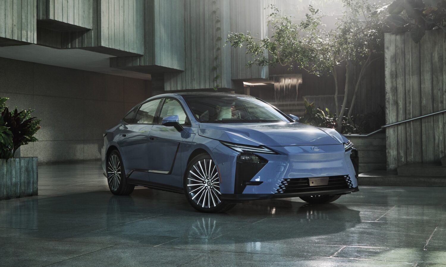 ES 350e در خیابان شهر