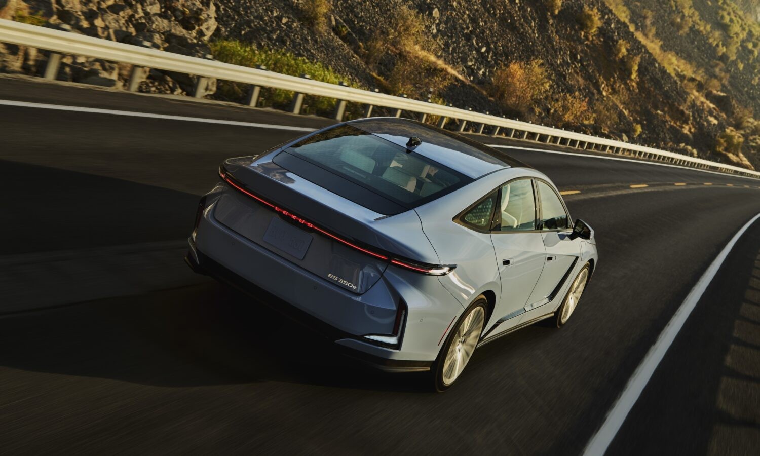 نشان ES 350e روی درب صندوق عقب