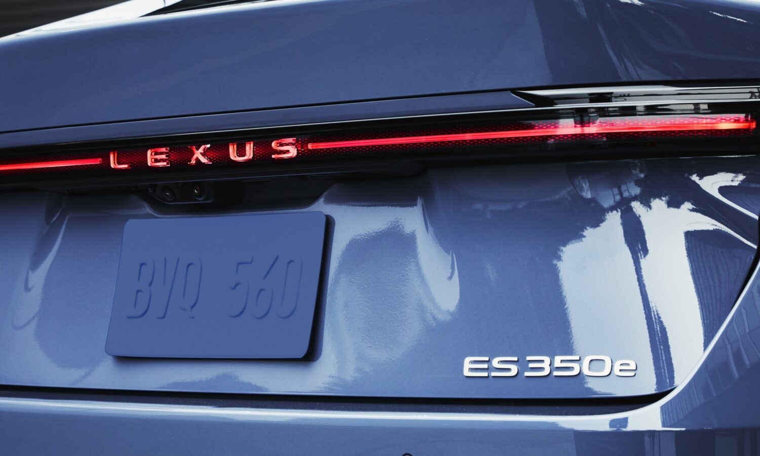 نشان LEXUS و چراغ عقب ES 350e