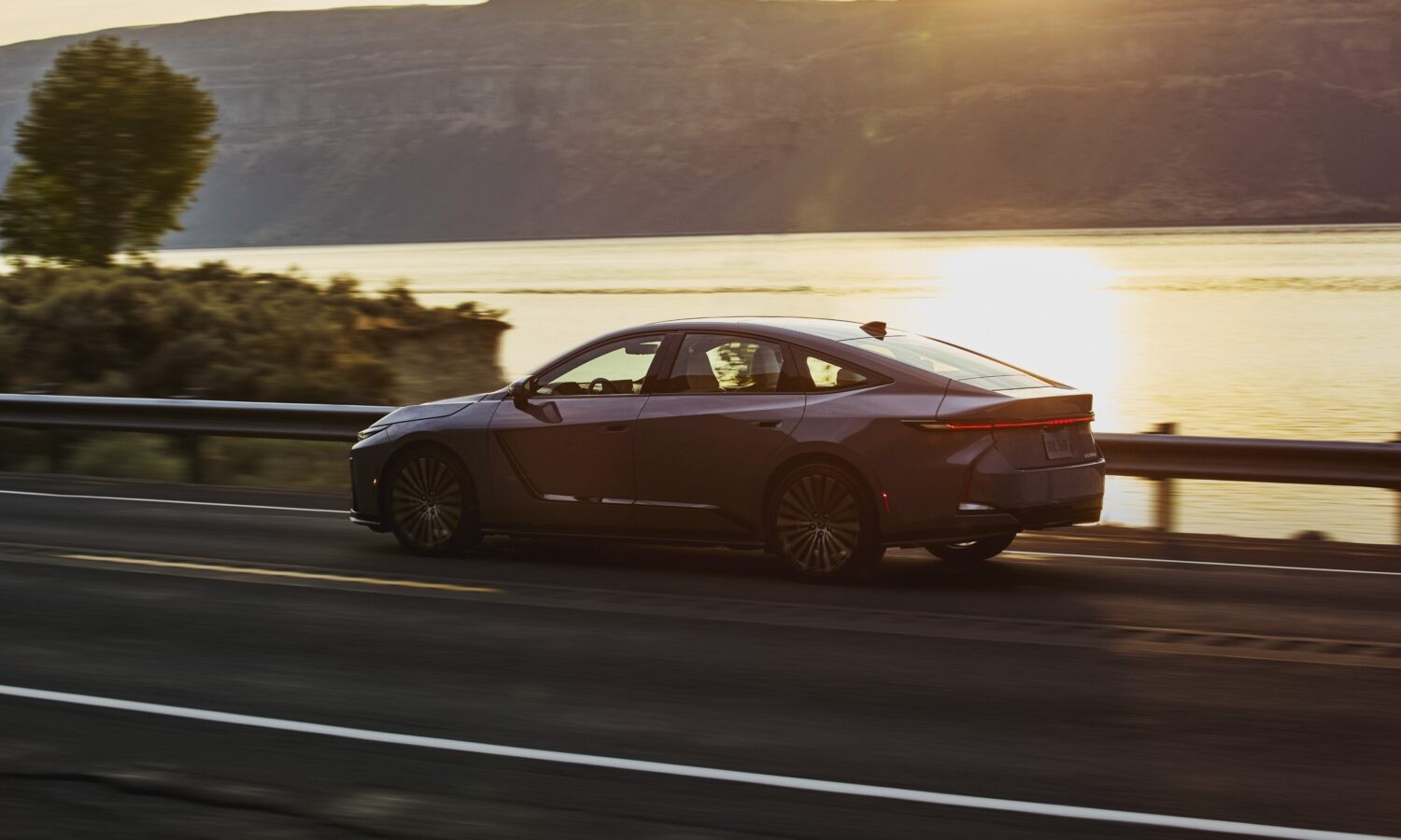 نمای جانبی ES 350e در غروب